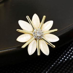 Anti-Exposure Brooch Clasp High-End Female Clover Corsage Clothes with Buttons Decorative Buttons Little Daisy Sewing Artifact Pin